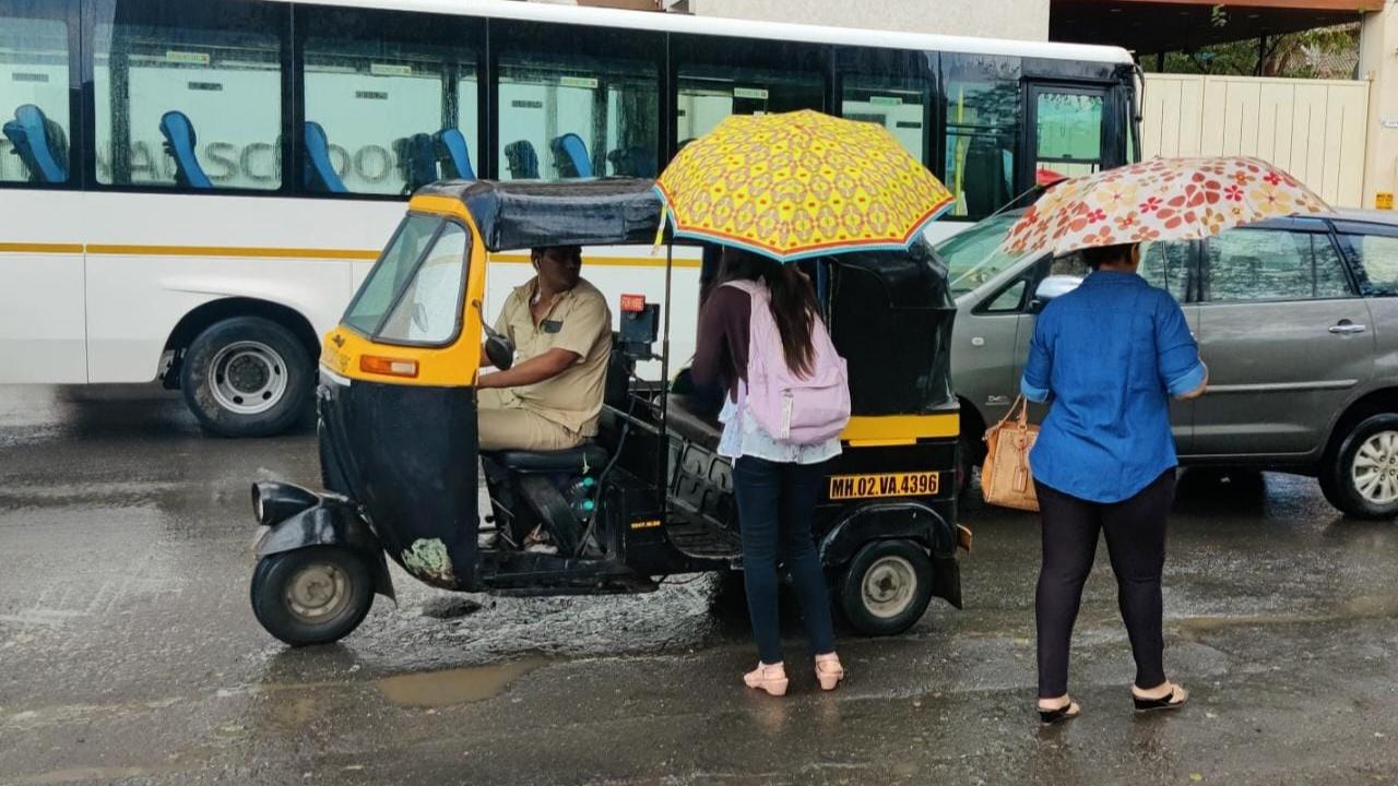 As per the India Meteorological Department (IMD) official, light to moderate rainfall is expected in Mumbai, Thane and Raigad in the next three to four hours. It also mentions of the possibility of intense thunderstorms in several districts of Maharashtra Pic/Nimesh Dave