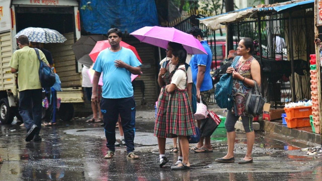 Mumbai woke up to rain lashing several parts of Mumbai on Tuesday. Meanwhile, the IMD has also predicted moderate-intensity rainfall in parts of Uttar Pradesh Pic/Pradeep Dhivar
