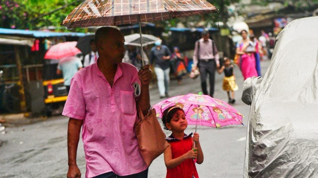 Mumbaikars witness moderate rainfall in city (Pic/Pradeep Dhivar)