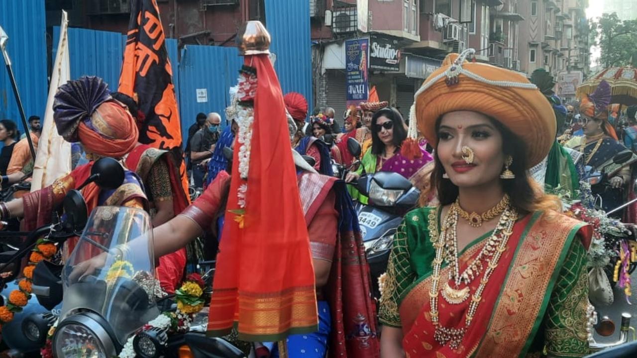 Mumbaikars celebrate the Gudi Padwa celebration in Girgaum Pic/Pradeep Dhivar