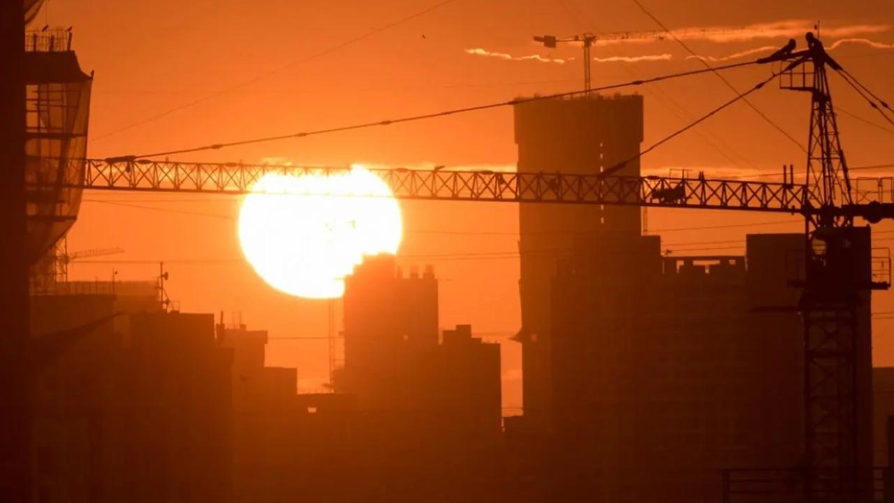 As per Rajesh Kapadia, Vagaries of Weather, a popular private weather blog, “The rising mercury level can be attributed to dry and warm winds approaching from the east, and delayed sea breeze. The temperature is rising because of the presence of east winds, which blocks the sea breeze that cools down Mumbai and the adjoining areas“