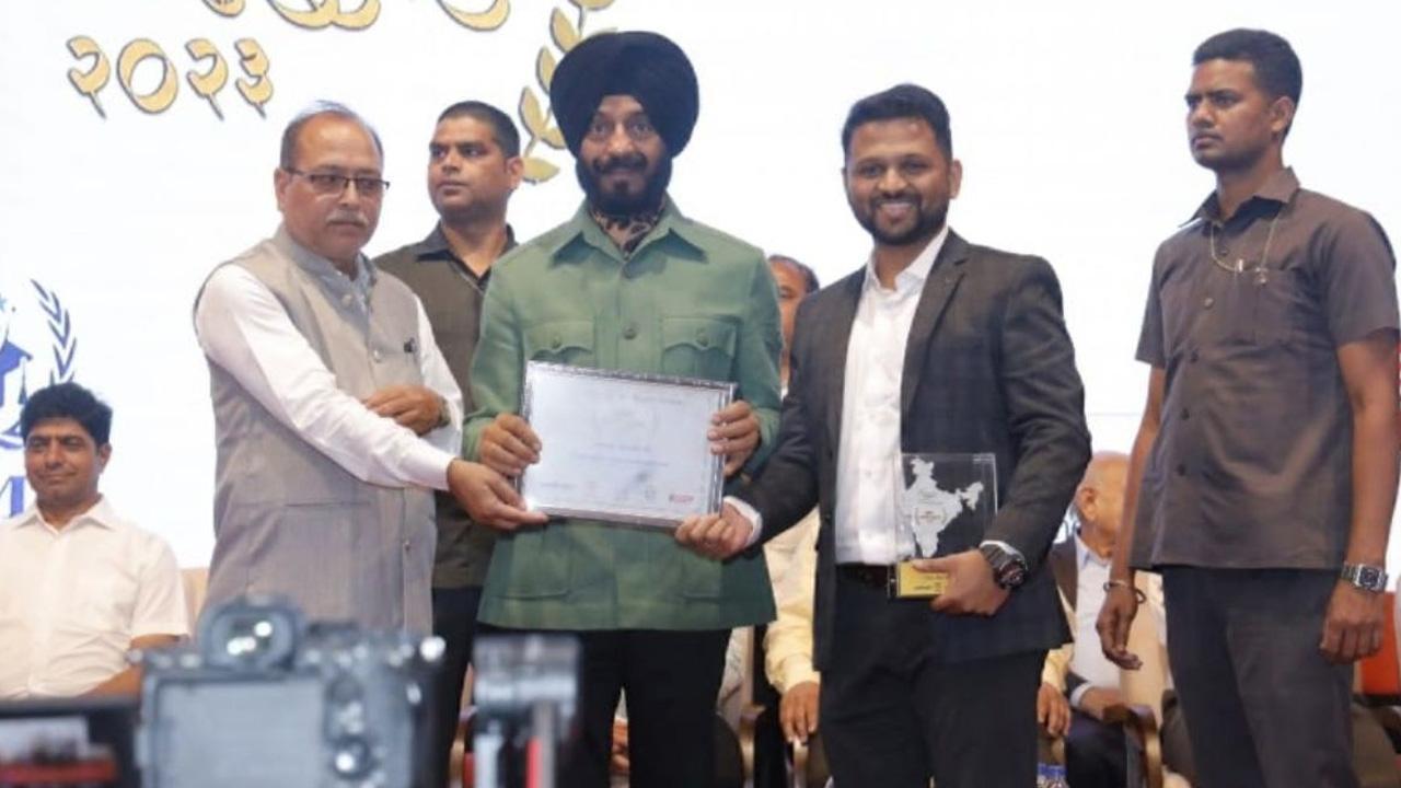 “Prime Tech Honors” Indian Entrepreneurship Award and Rashtriya Abhiman Puraskar were awarded to Mr. Deepak Barge for his Ceasless Contribution to Business World