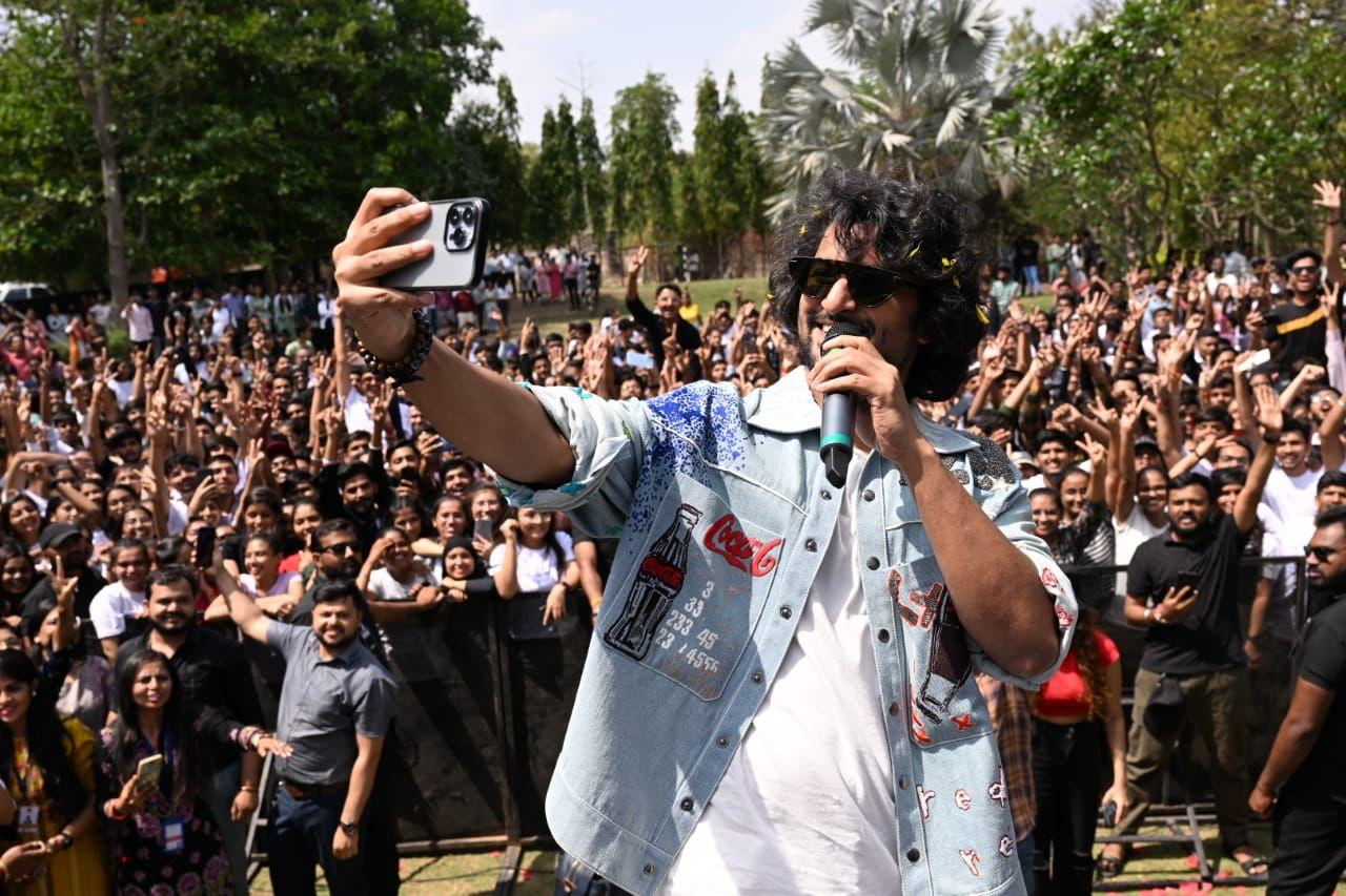 Nani addressed the massive crown gathered to greet him in the city. The actor has been getting a tremendous amount of love in every city he has been visiting to promote the film