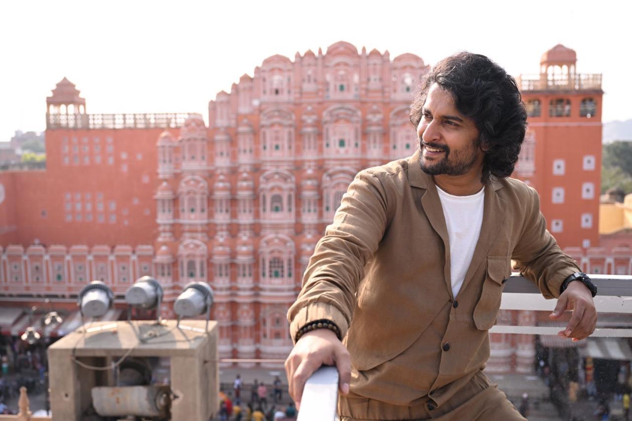 Nani has been making headlines for his entry in different cities and after entering on a truck in Lucknow, a chagada in Ahmedabad and a tractor in Nagpur, he made a grand entry in an open jeep at a college visit in Jaipur. Apart from visiting the monumental Hawa Mahal and exploring the city, the actor got a local taste of the Jaipur’s signature paan