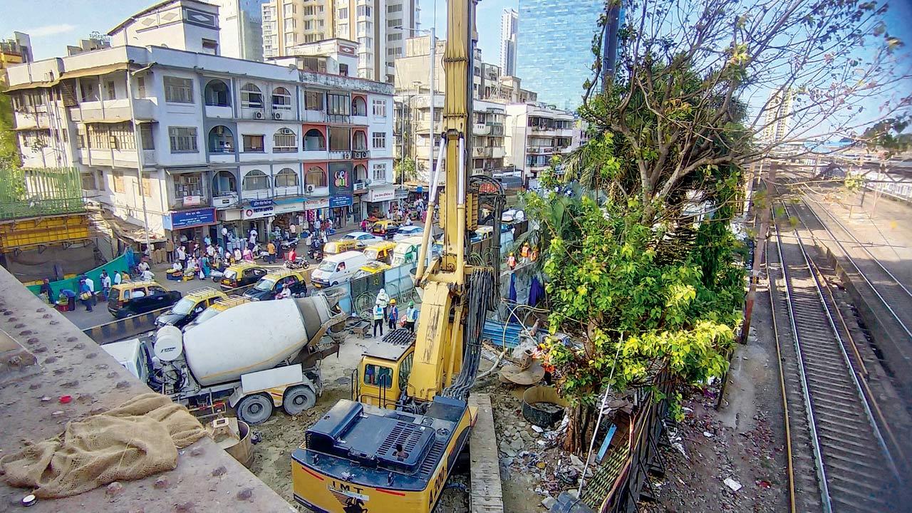 The existing Tilak Bridge at Dadar was built nearly a century ago, in 1925