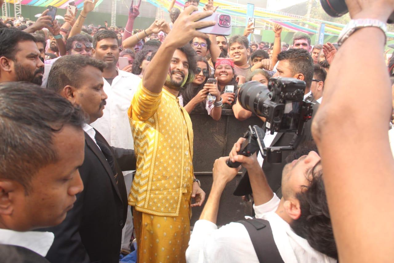 A huge crowd has assembled to get a glimpse of the Telugu superstar. The actor's National Award-winning film Jersey was recently remade in Hindi with the same title with Shahid Kapoor in the lead