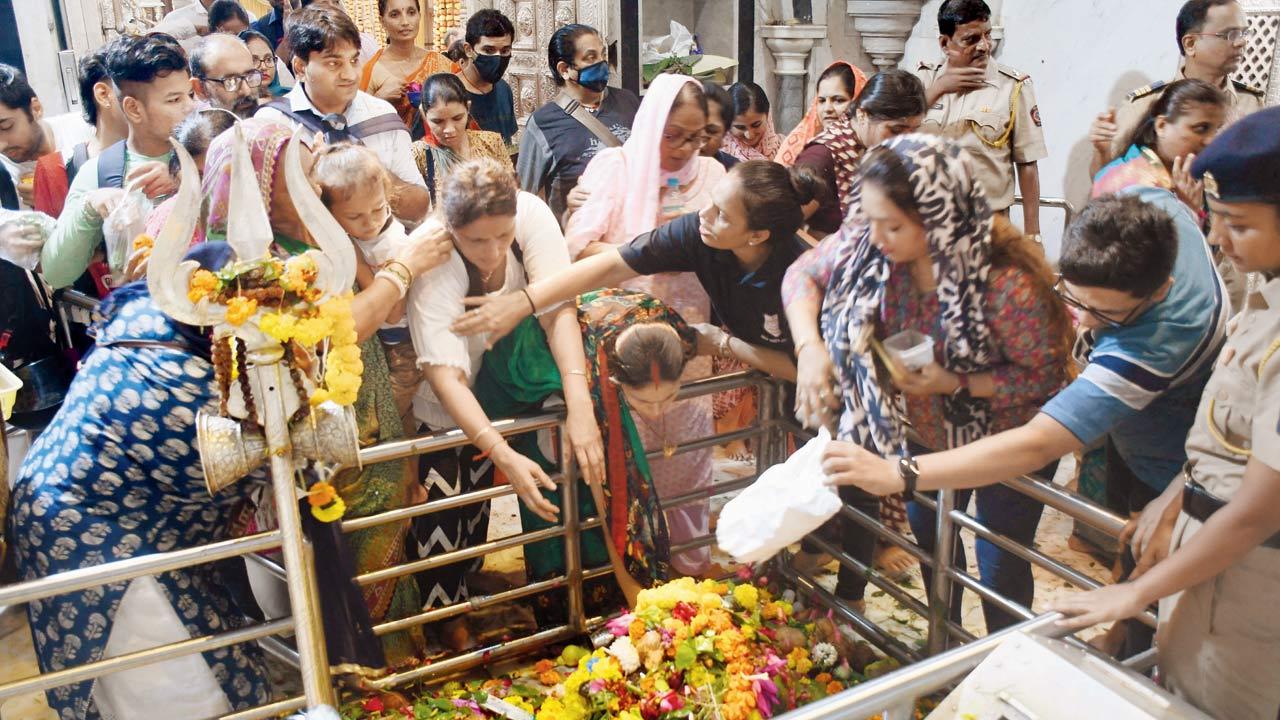 Devotees seek blessings at Babulnath Mandir in Girgaon on August 1, 2022. 