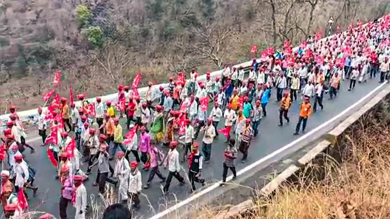 Maharashtra: 58-year-old participating in farmers' foot march dies