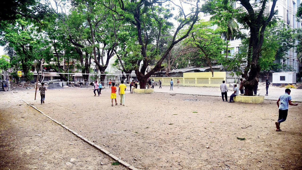 The open plot at Bal Gandharva Rangmandir behind Patwardhan Park in Bandra, where an underground parking facility is being planned, on Tuesday. Pic/Shadab Khan