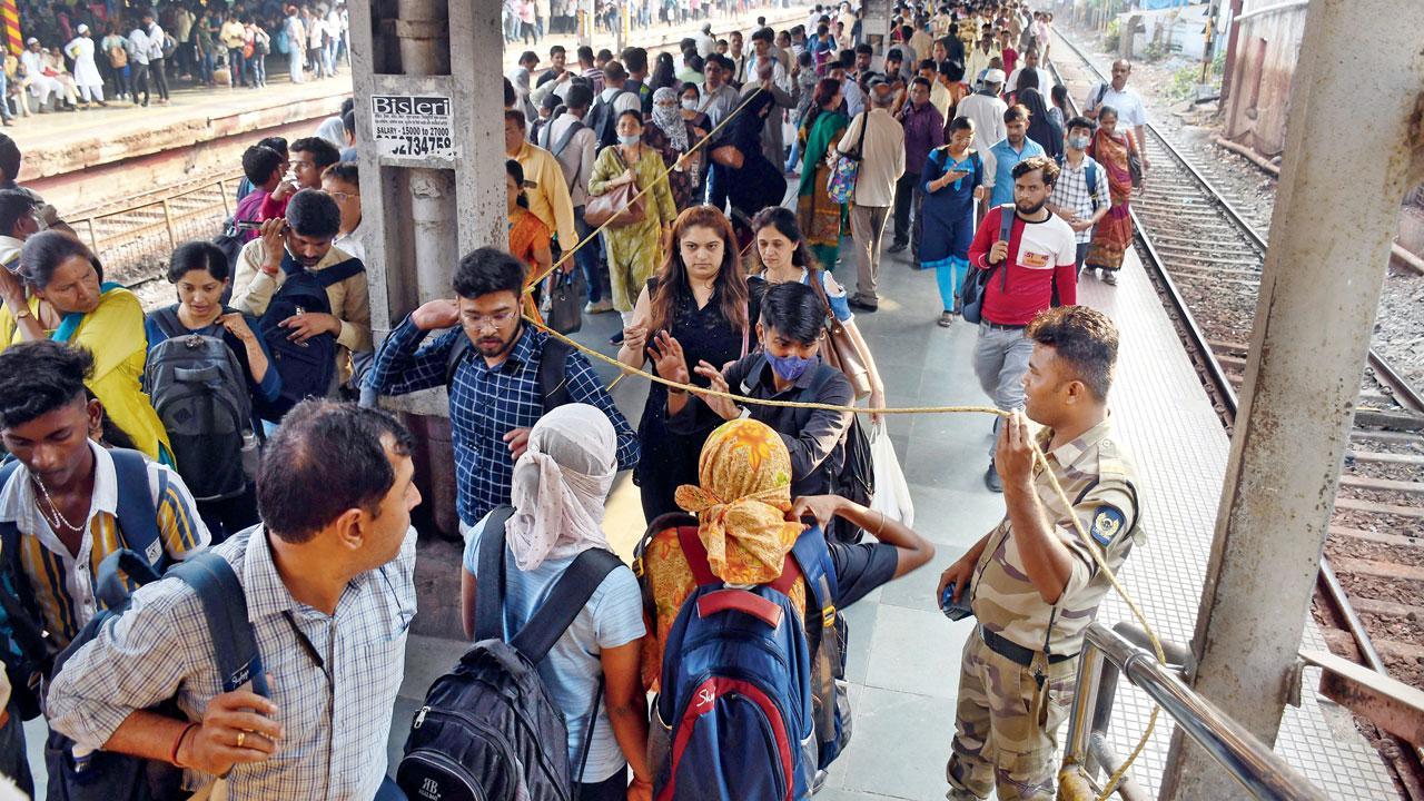 Mumbai: Preventing stampede with just a rope at Dadar station