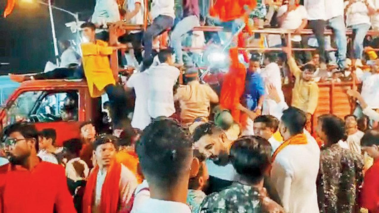 The police had to execute a mild lathi-charge to clear the crowd