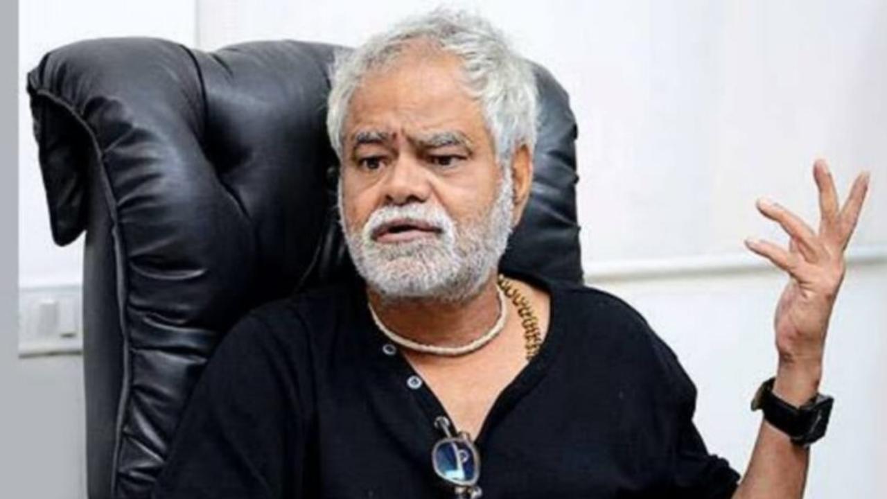 Sanjay Mishra as Inspector - Sanjay Mishra plays the role of Inspector in the movie Bholaa. He is a cop who is trying to save the other cops from the gangsters. He is also trying to help Bholaa evade the gangsters and return to his daughter.