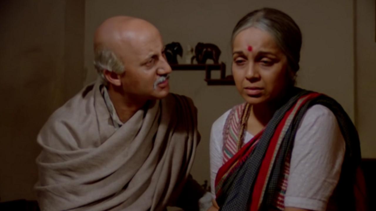 Saaransh - 'Saaransh'marked the bigscreen debut of Anupam Kher. Kher played the lead role of BV Pradhan, a 65-year-old man at the age of 28. Mahesh Bhatt directed the 1984 film. Kher was paired opposite Rohini Hattangadi. Rohini played the role of his wife in the movie. The story was about an elderly couple who comes to terms with the loss of their son. The plot of the film was set in Mumbai. It also featured Soni Razdan, Madan Jain, Nilu Phule and Suhas Bhalekar.
 