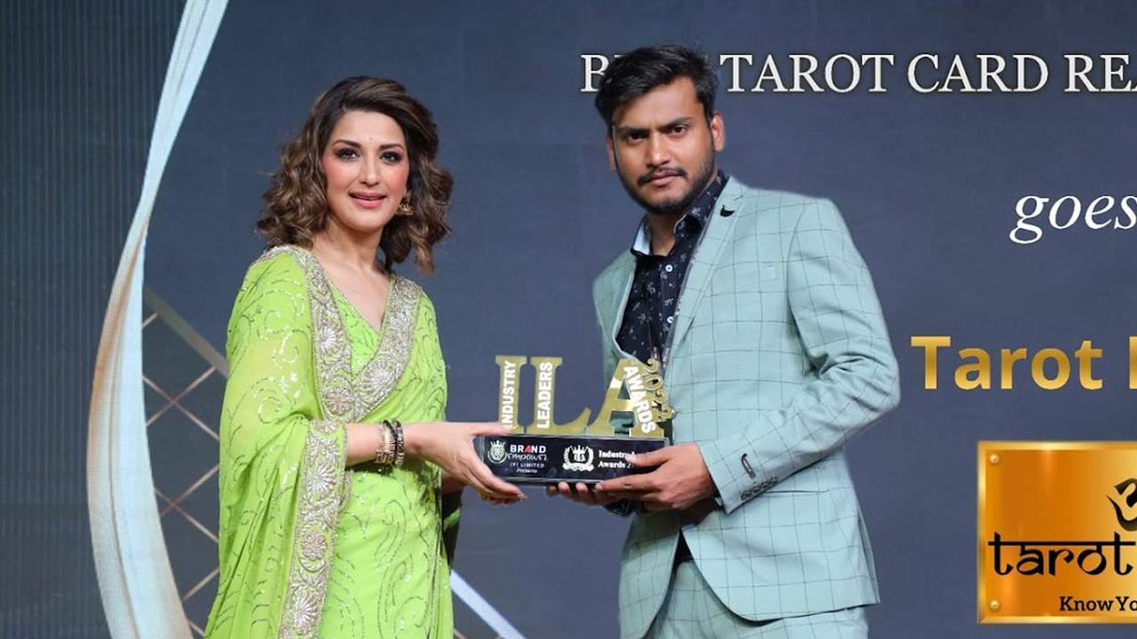 Best Tarot Card Reader in Delhi- Mitra Sareen (Founder) won ILA 2022 Award