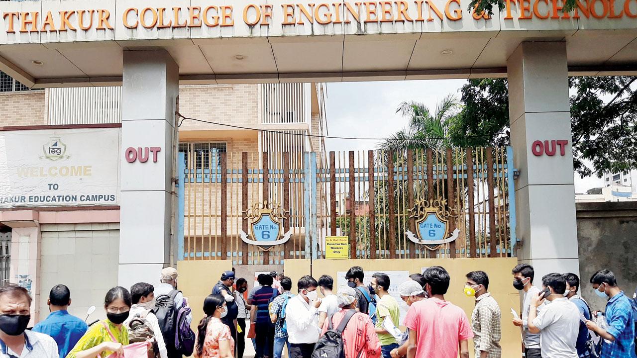 Students and their parents arrive before the Joint Entrance Examination in 2020 at Thakur College, Kandivli. File pic/Satej Shinde