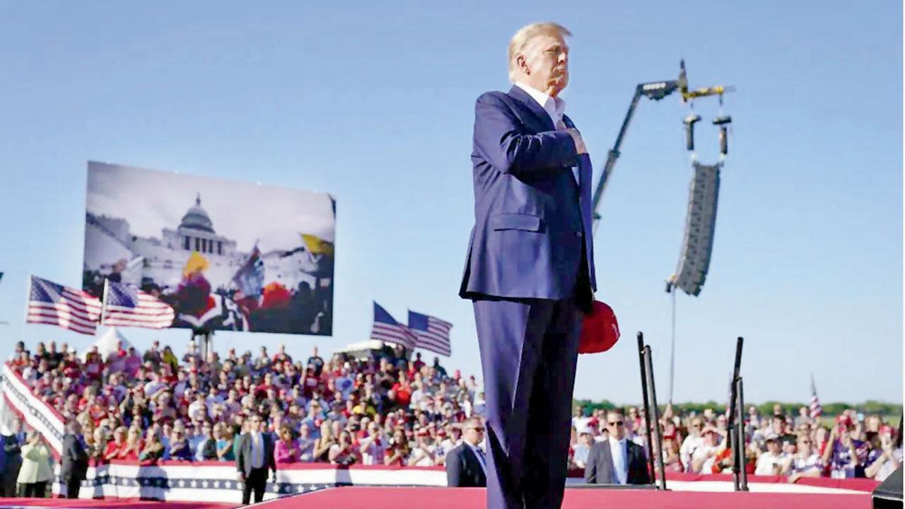 Defiant Trump holds Waco rally