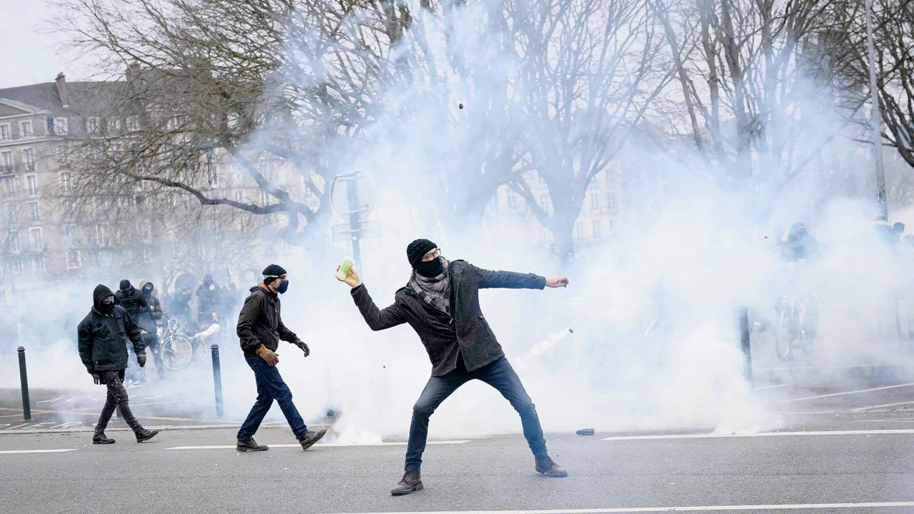 Violent French pension protests erupt as 1M people demonstrate