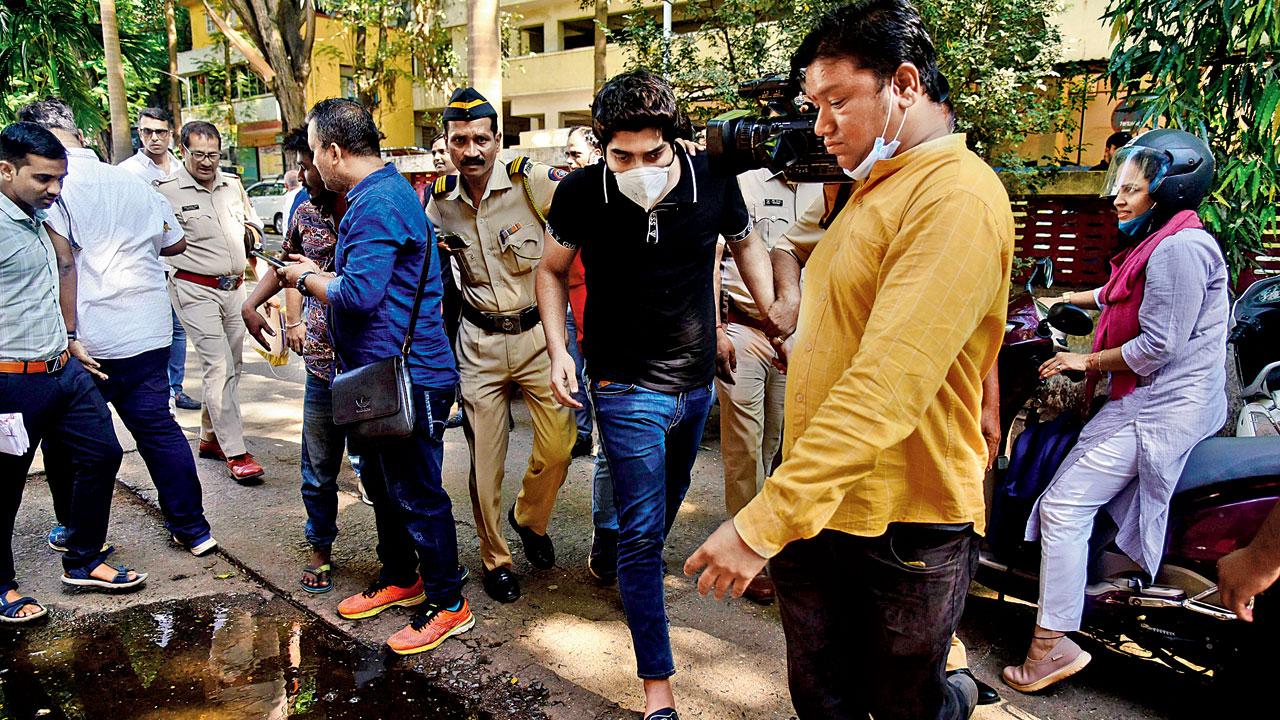 Sumer Merchant (in black T-shirt) being taken to court, on Monday. Pic/Atul Kamble