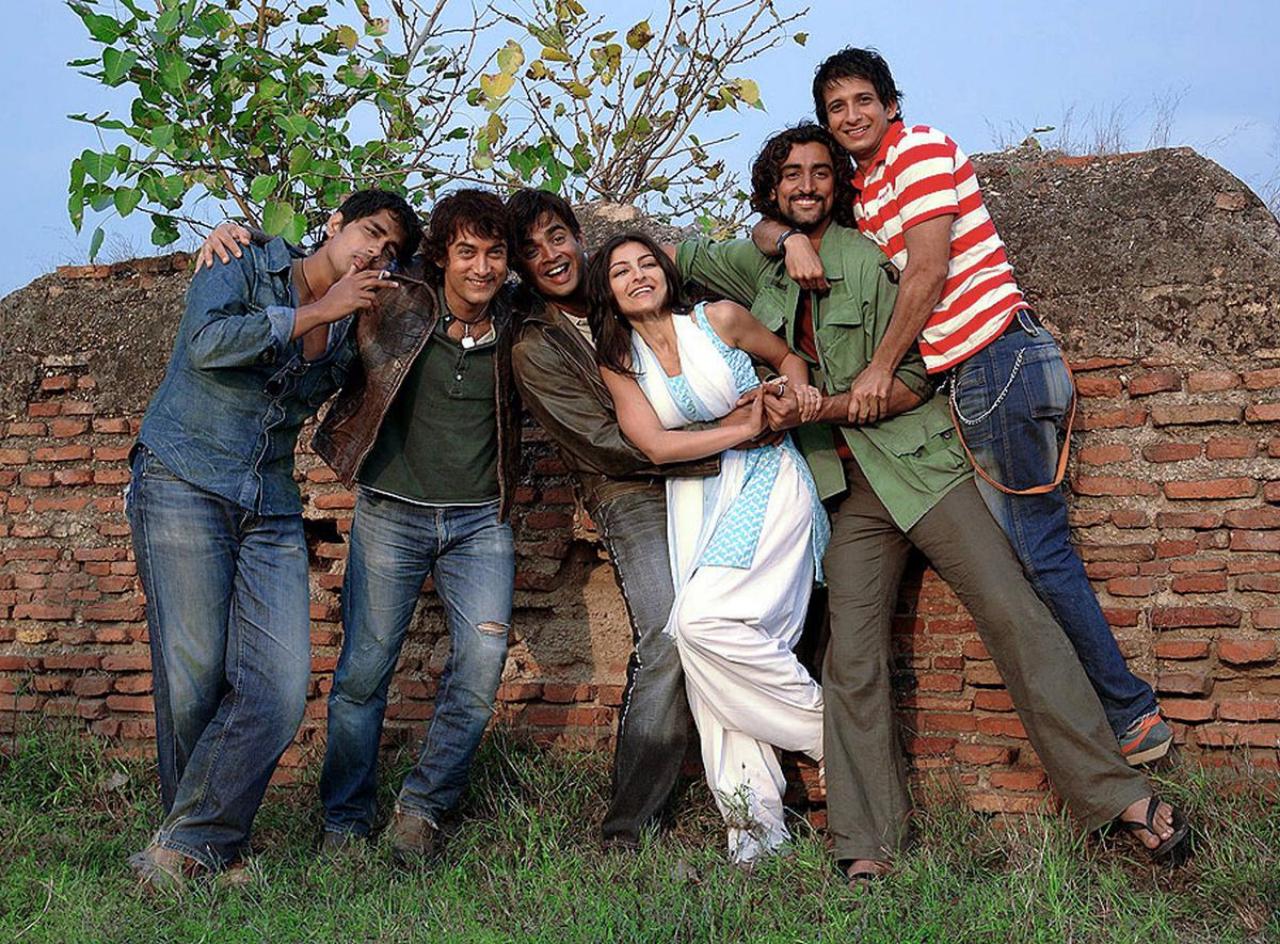 'Rang De Basanti' (2006) is a patriotic film directed by Rakeysh Omprakash Mehta. The film stars actors Aamir Khan, Siddharth, Soha Ali Khan, Sharman Joshi, Kunal Kapur, R. Madhavan and Atul Kulkarni. Sue (Alice Patten) picks a few students to portray Indian freedom fighters in her film. But in the process, she unknowingly awakens their patriotism which turns the students into rebels with a cause.