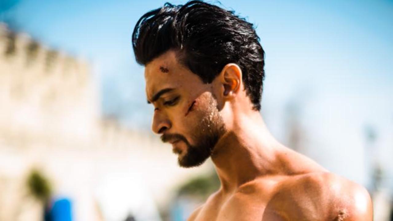 'Khoon Nakli magar Paseena asli hai': Aayush Sharma shares shirtless pictures from the sets of AS04