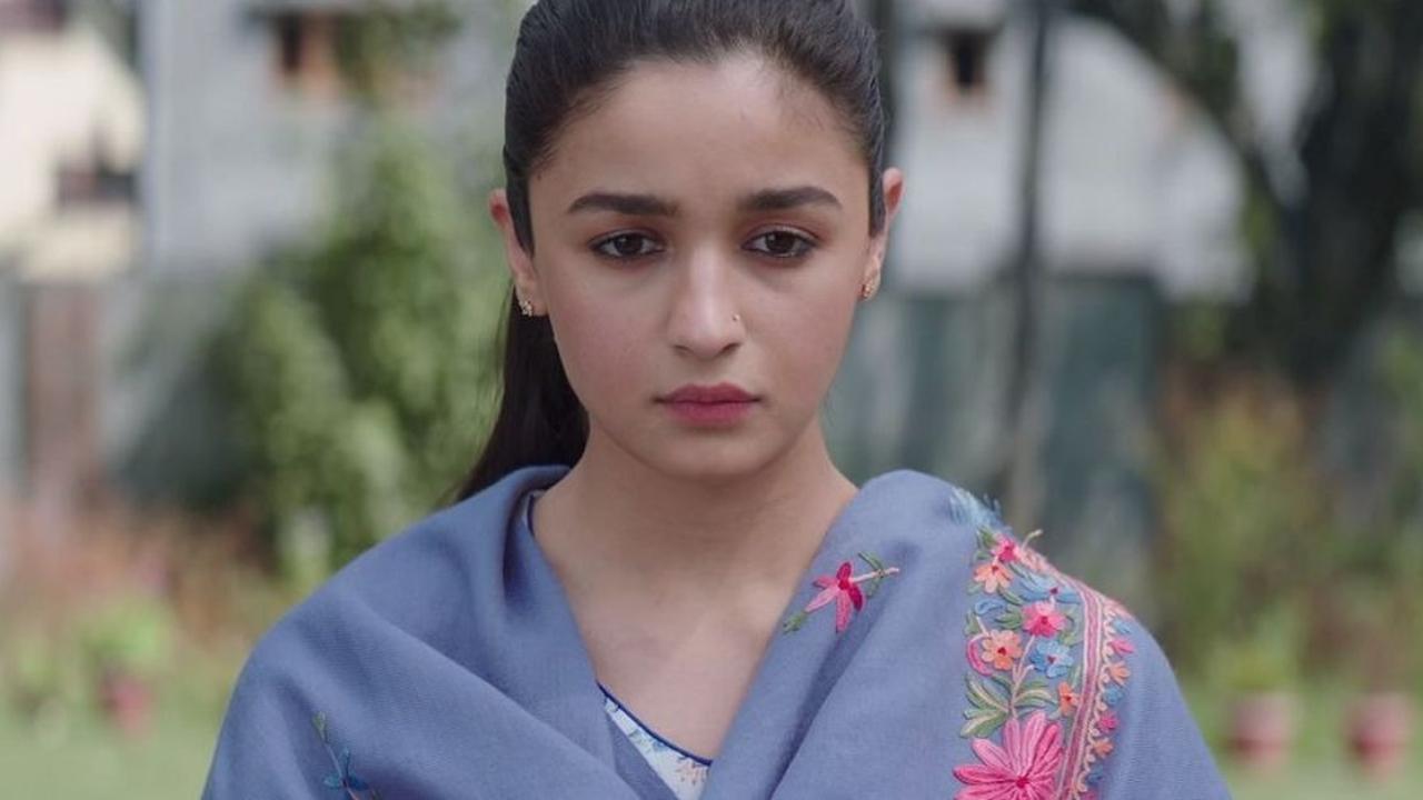 Raazi - Alia Bhatt played the lead role of a Kashmiri woman in the film ‘Raazi’, directed by Meghna Gulzar. The film is based on the novel ‘Calling Sehmat’ by Harinder Sikka. She played the role of Sehmat Khan, who is married to a Pakistani army officer (played by Vicky Kaushal) in order to spy on Pakistan for the Indian intelligence agency.
IMDb rating - 7.7
 