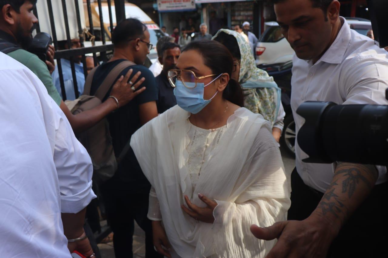 Rani Mukerji who worked with the filmmaker in 'Mardaani' was also seen at the funeral. (Pic/Anurag Ahire)