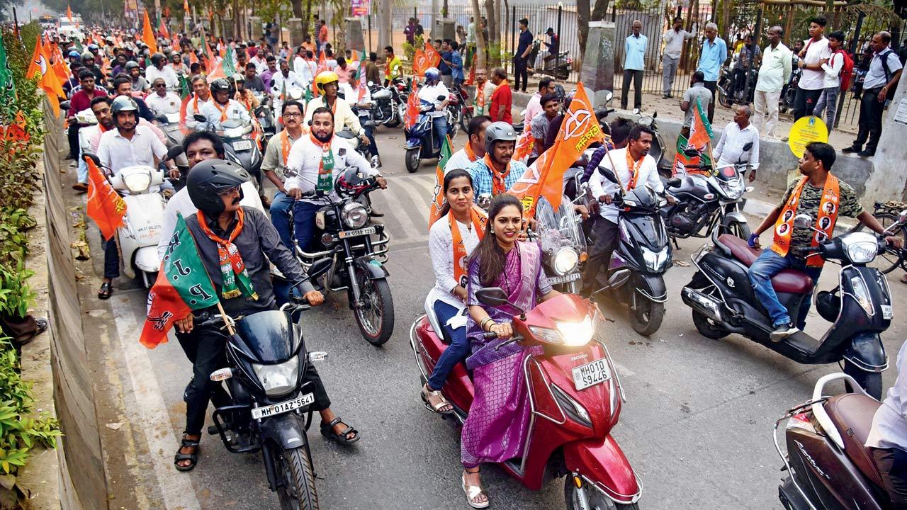 Members of the BJP and the Shinde Sena start Ashirwad Yatra from Jambori Maidan in Worli, on Sunday. Pics/Shadab Khan