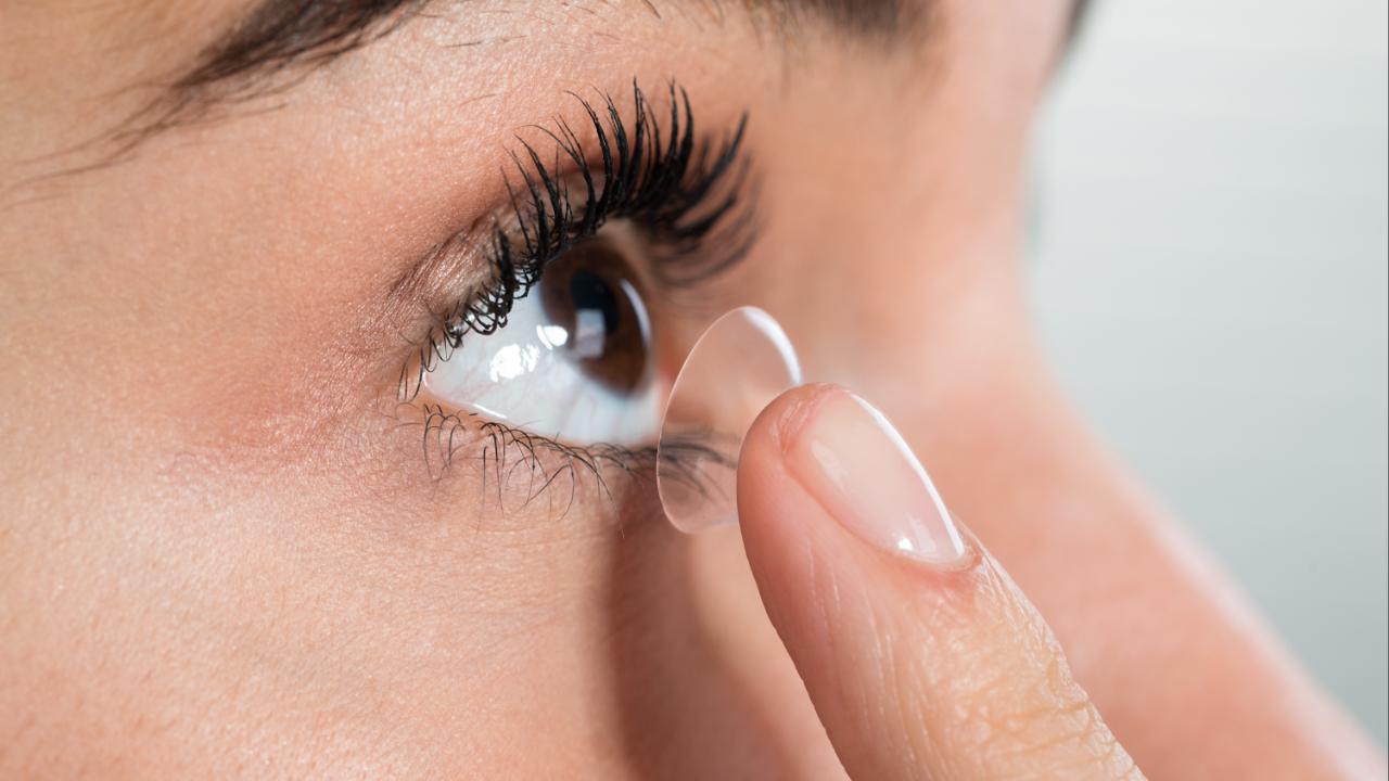 Many people prefer to wear contact lenses over spectacles but with the change comes the need to maintain proper rules to avoid harming your eyes. Experts recommend reducing the time that one wears contact lenses. They also say maintaining hygiene is important, especially by not wearing them while swimming or bathing. Most importantly one shouldn’t sleep with their contact lenses. Image for representational purposes only. Photo Courtesy: istock