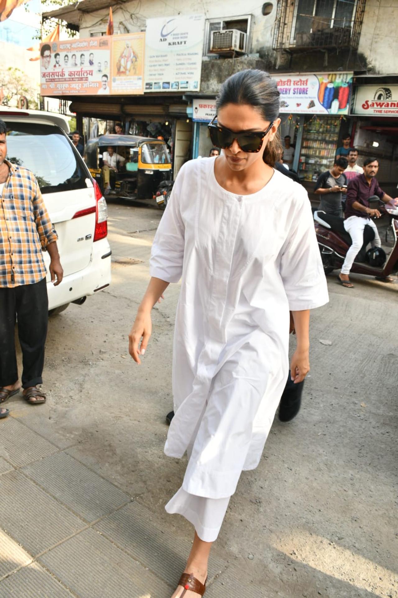 Deepika Padukone also arrived to pay her respect. (Pic/Yogen Shah)