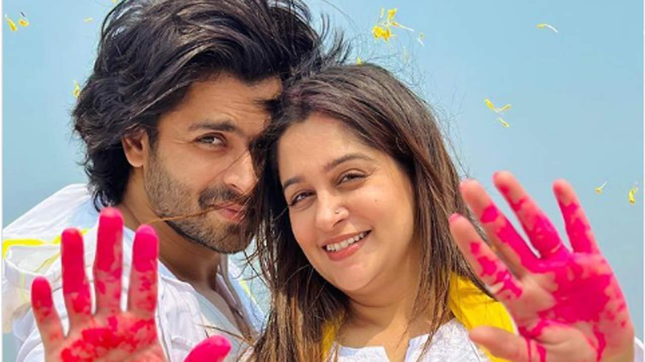 Mom-to-be Dipika Kakar makes a cute heart with Holi colours on her baby bump