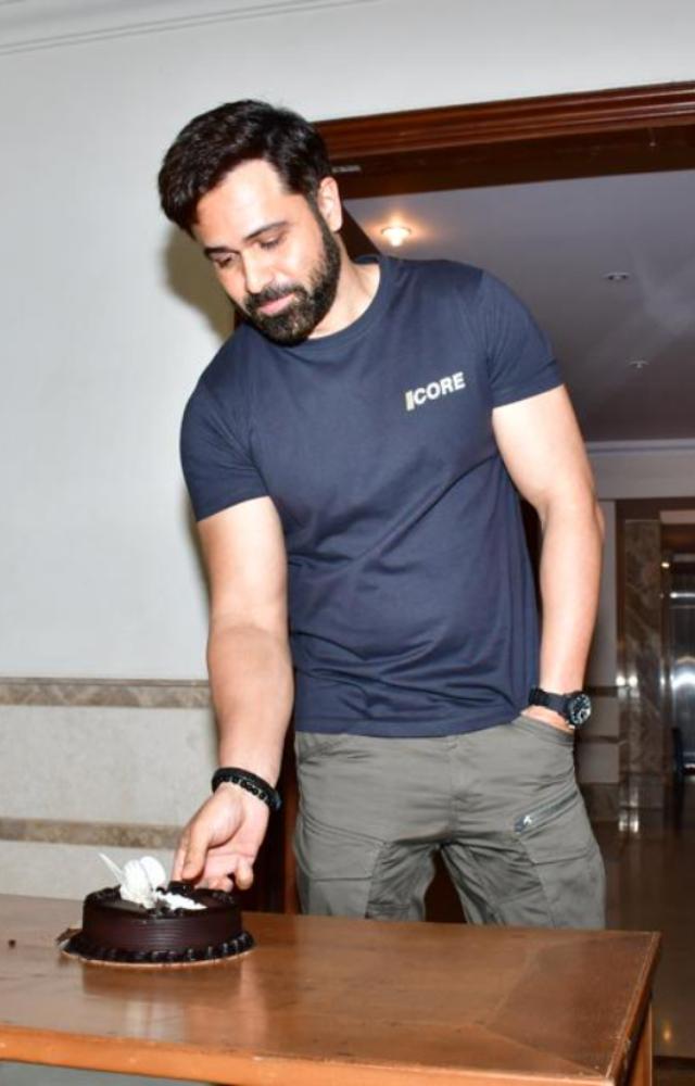 The actor was seen in a blue plain t-shirt and cargo pants for the cake cutting ceremony