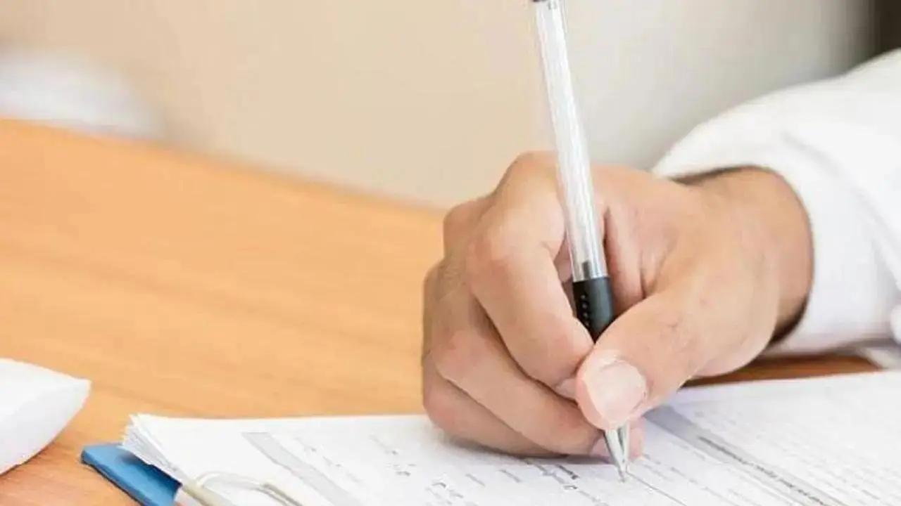 Mumbai: Class 12 student gets Maths question paper minutes before exam; four booked