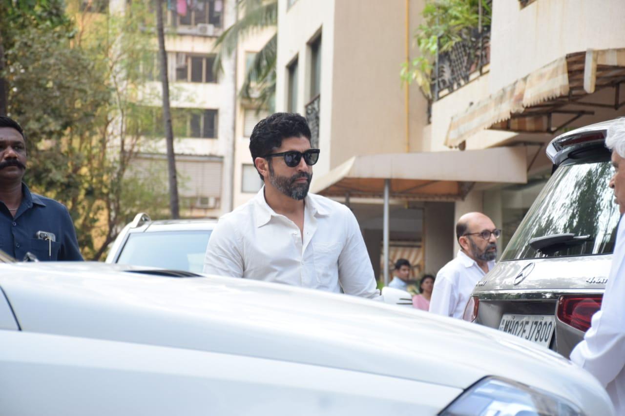 Farhan Akhtar along with his wife Shibani Dandekar was also clicked at Kaushik's colony