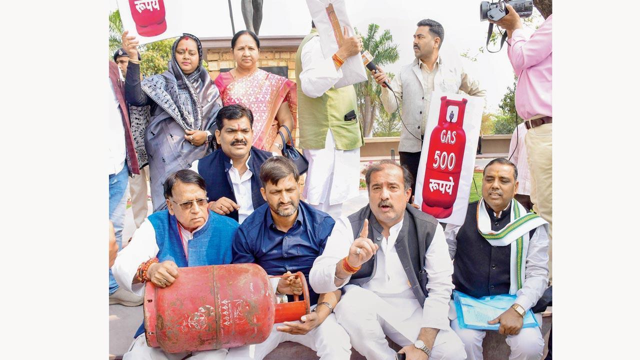 LPG price hike: Even frying ‘pakodas’ will now be difficult for youth, says Congress leader