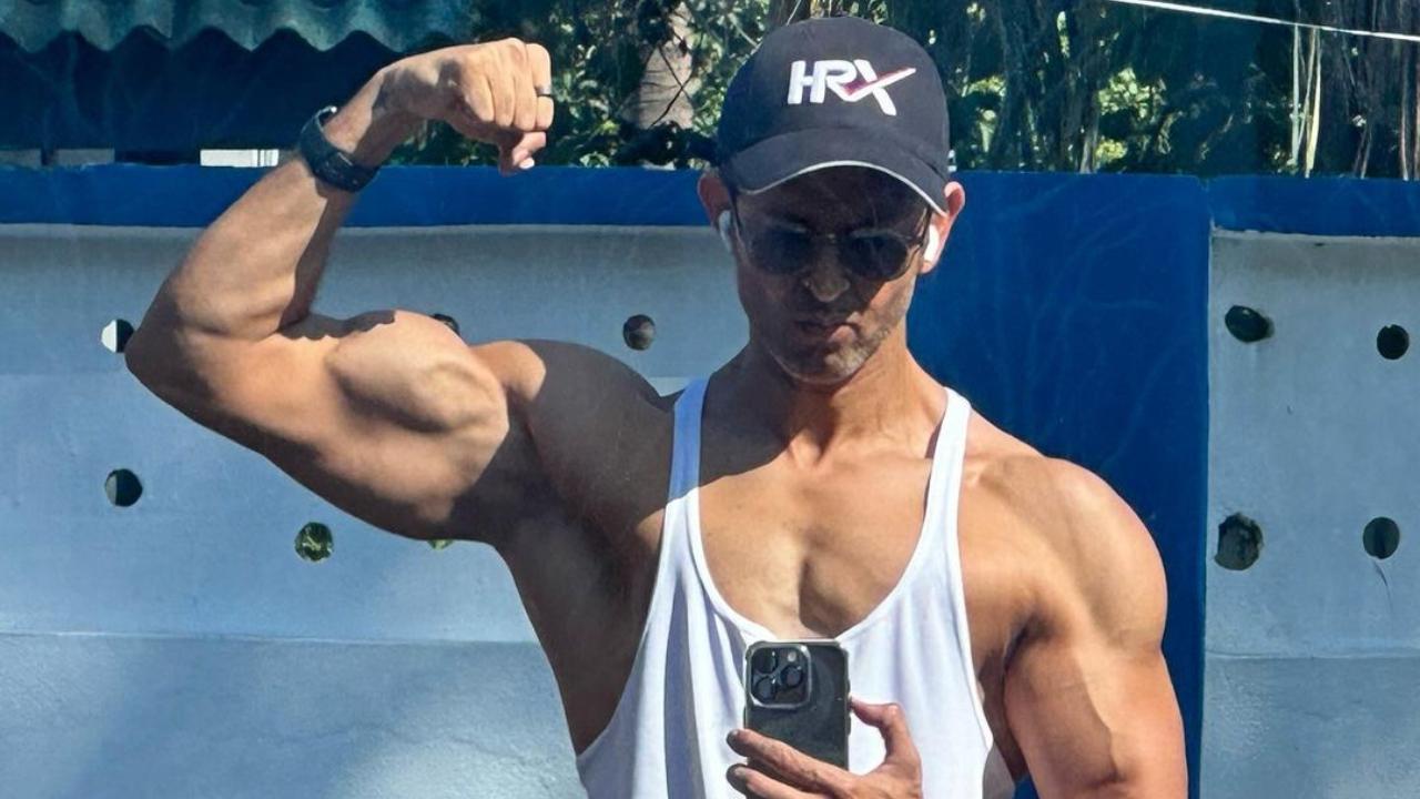 Greek God' Hrithik Roshan makes netizens go gaga as he flexes his ...