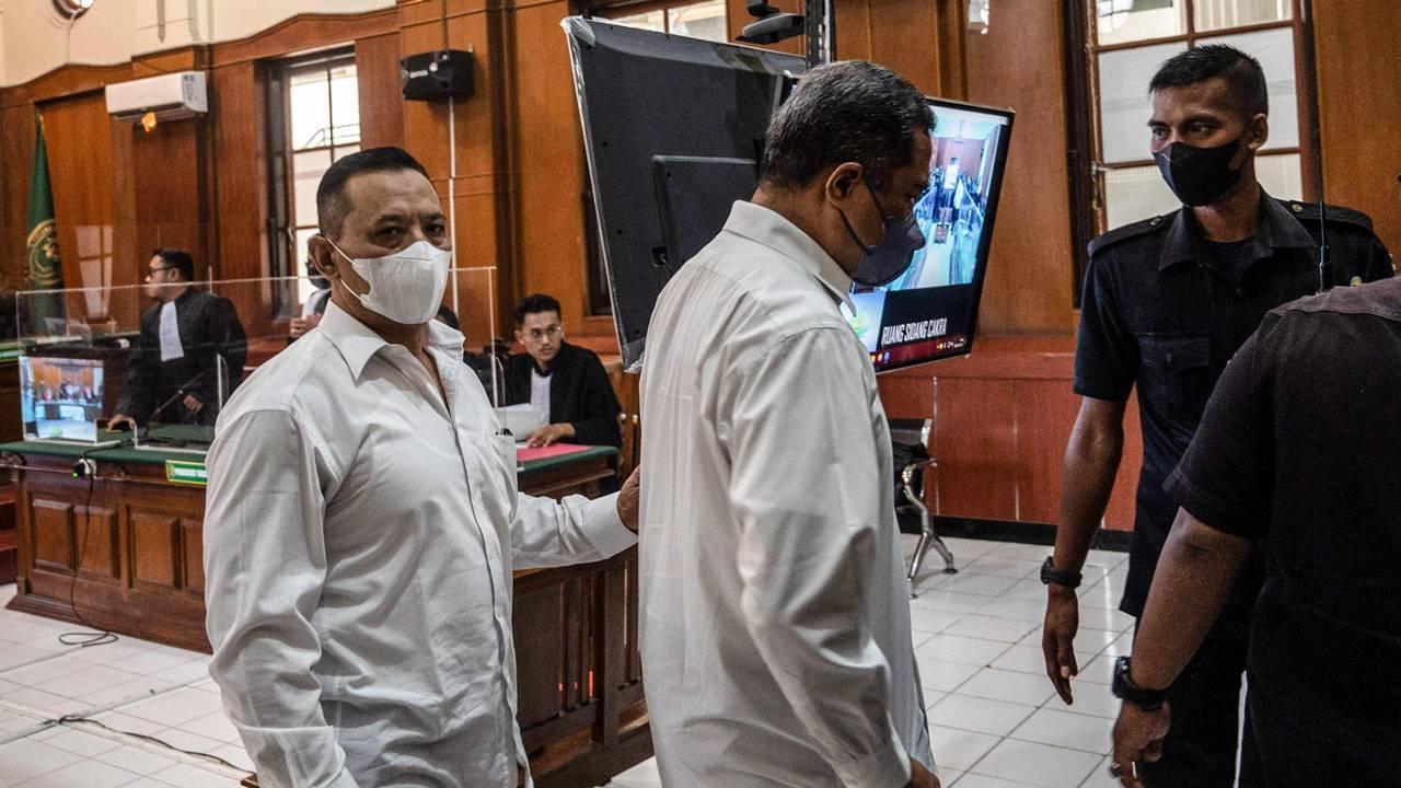 Penyelenggara pengadilan dan kepala keamanan Indonesia tertangkap dalam tragedi sepak bola