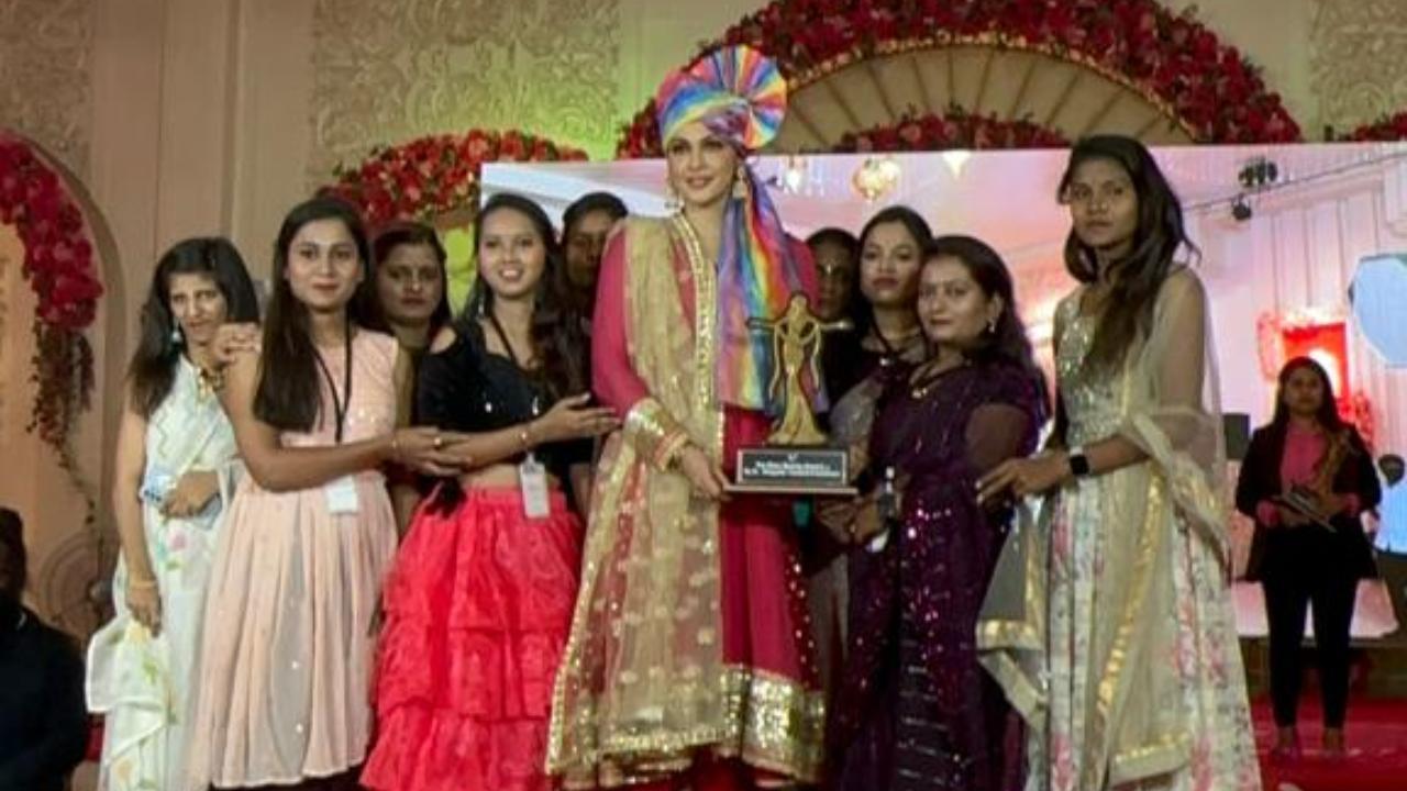 Women's Day: Isha Koppikar Narang motivates women to pursue their dreams as she attends event in Pandharpur