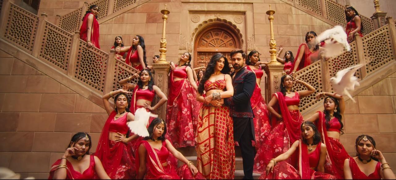 Painting the town in red
Jacqueline Fernandez’s screen presence is more beguiling than ever in 'Deewaane'. While the actress painted the town red as she danced in this outfit, she looked twice as good being paired next to Emraan Hashmi. 