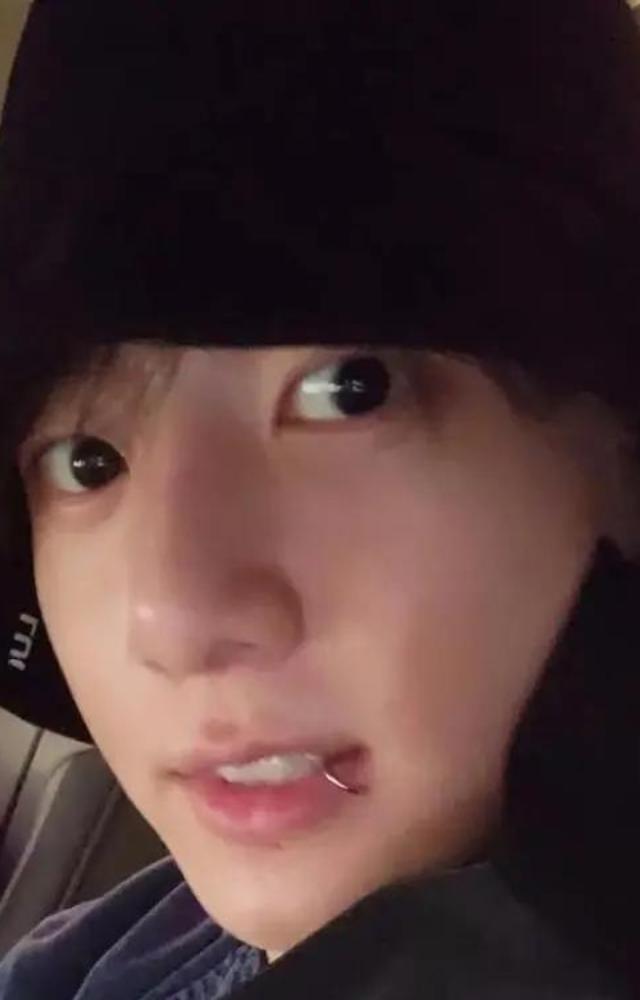 Jungkook`s live was interrupted by the doorbell ringing several times and fans suspected it`s a stalker. 