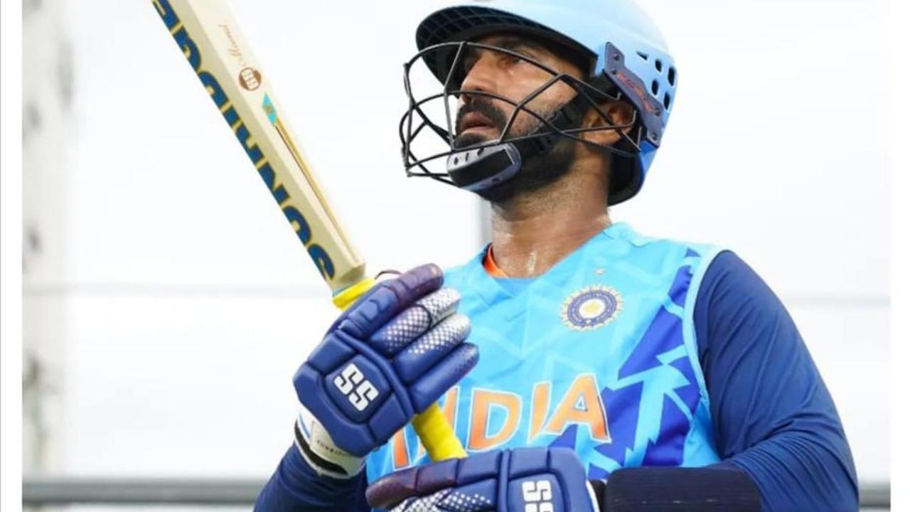 MS Dhoni said he really enjoys my commentary: Dinesh Karthik