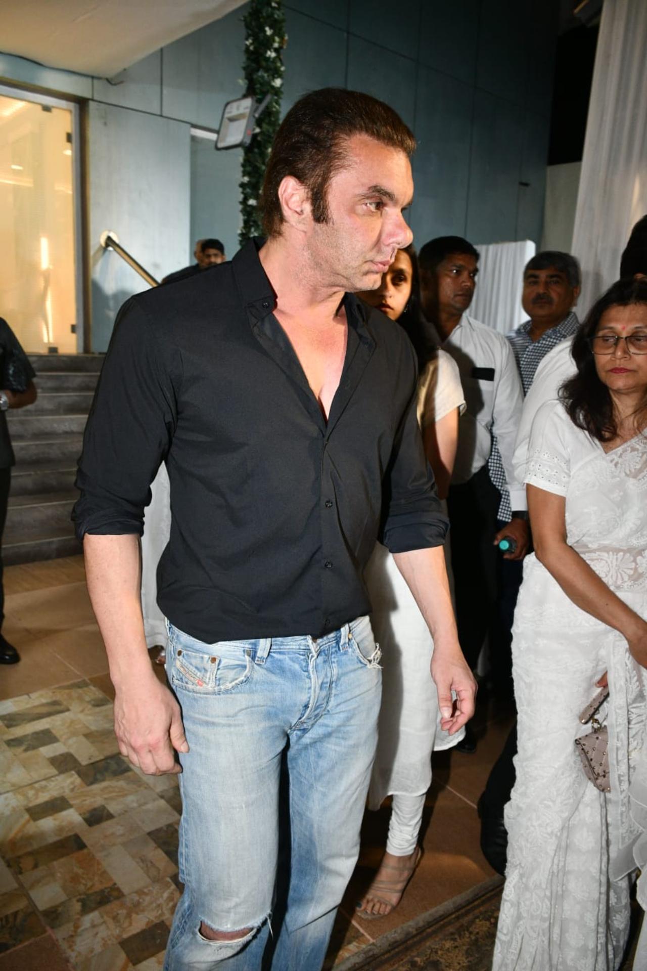 Sohail Khan was seen arriving in a black shirt and blue jeans