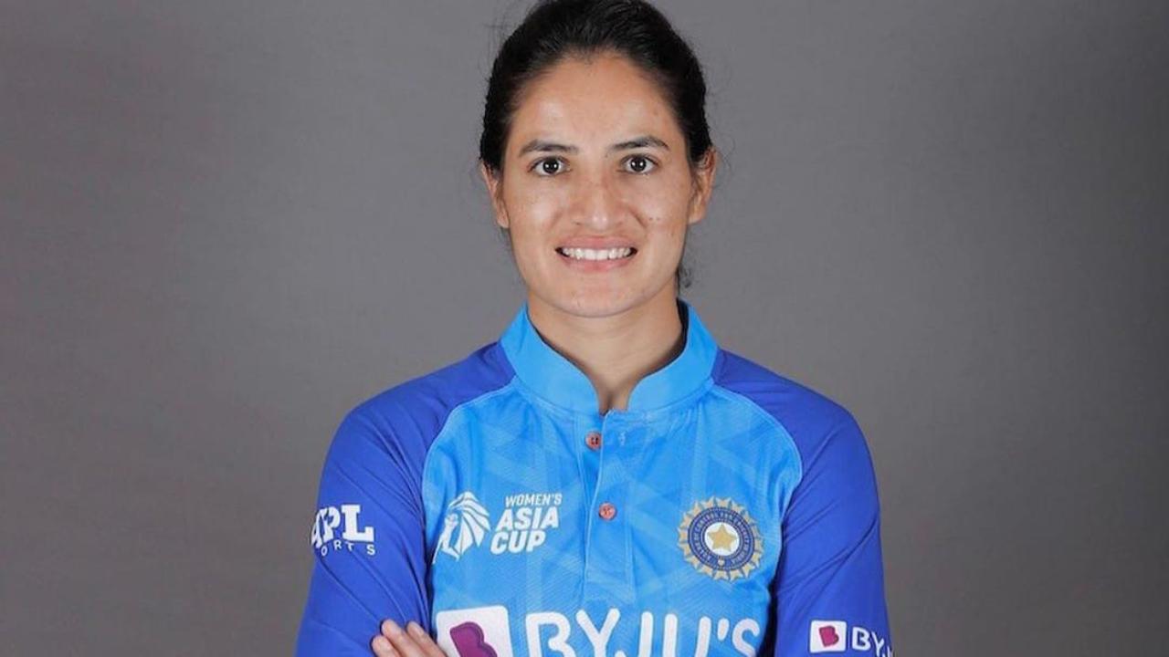 India's ace Medium fast bowler Renuka Singh has been in phenomenal form in recent times after taking over the baton from fast bowling legend Jhulan Goswami. However, her journey hasn't always been a smooth ride as she had to struggle a lot before making her debut for the Indian Women's Cricket Team in 2021 against Australia.
Renuka Singh once borrowed kits to play cricket and now she will showcase her skills for one of the best cricket franchises in the world, the RCB. The bowler's constant enthralling performances for the senior national team also made her one of the top buys for RCB ahead of the Women’s Premier League (WPL). 