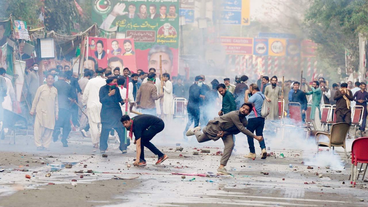 More clashes in Pakistan as police try to arrest Imran Khan