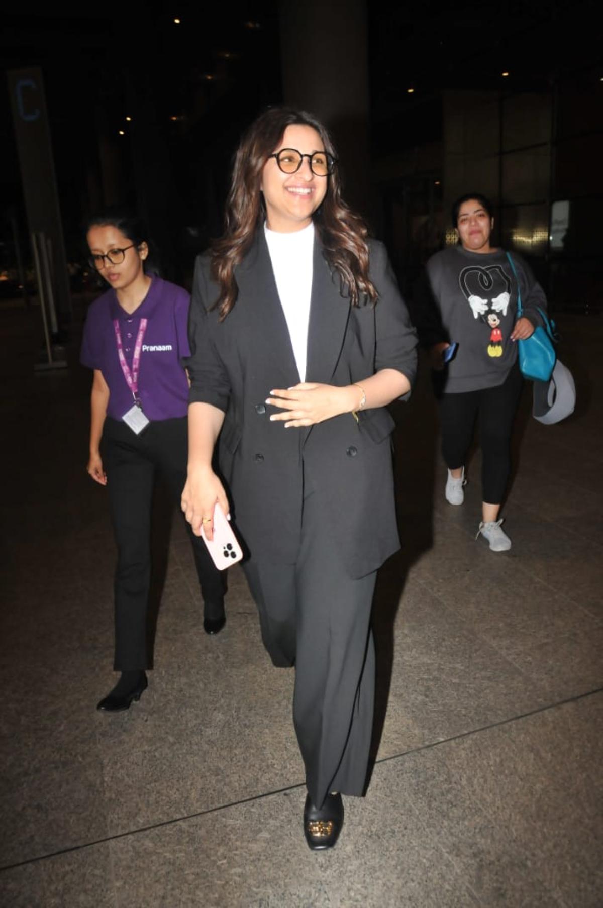 Bollywood actor Parineeti Chopra was spotted in the early hours of Wednesday morning at the Mumbai airport. The beautiful actor turned heads as she made a stylish entry while coming back to the Bay. 