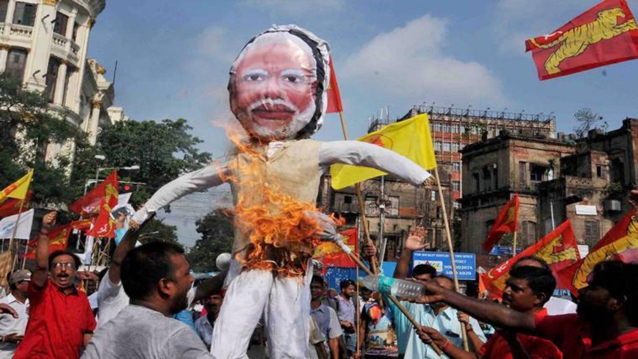 PM Modi's effigy burnt in Amethi as Congress workers protest Rahul's disqualification from LS