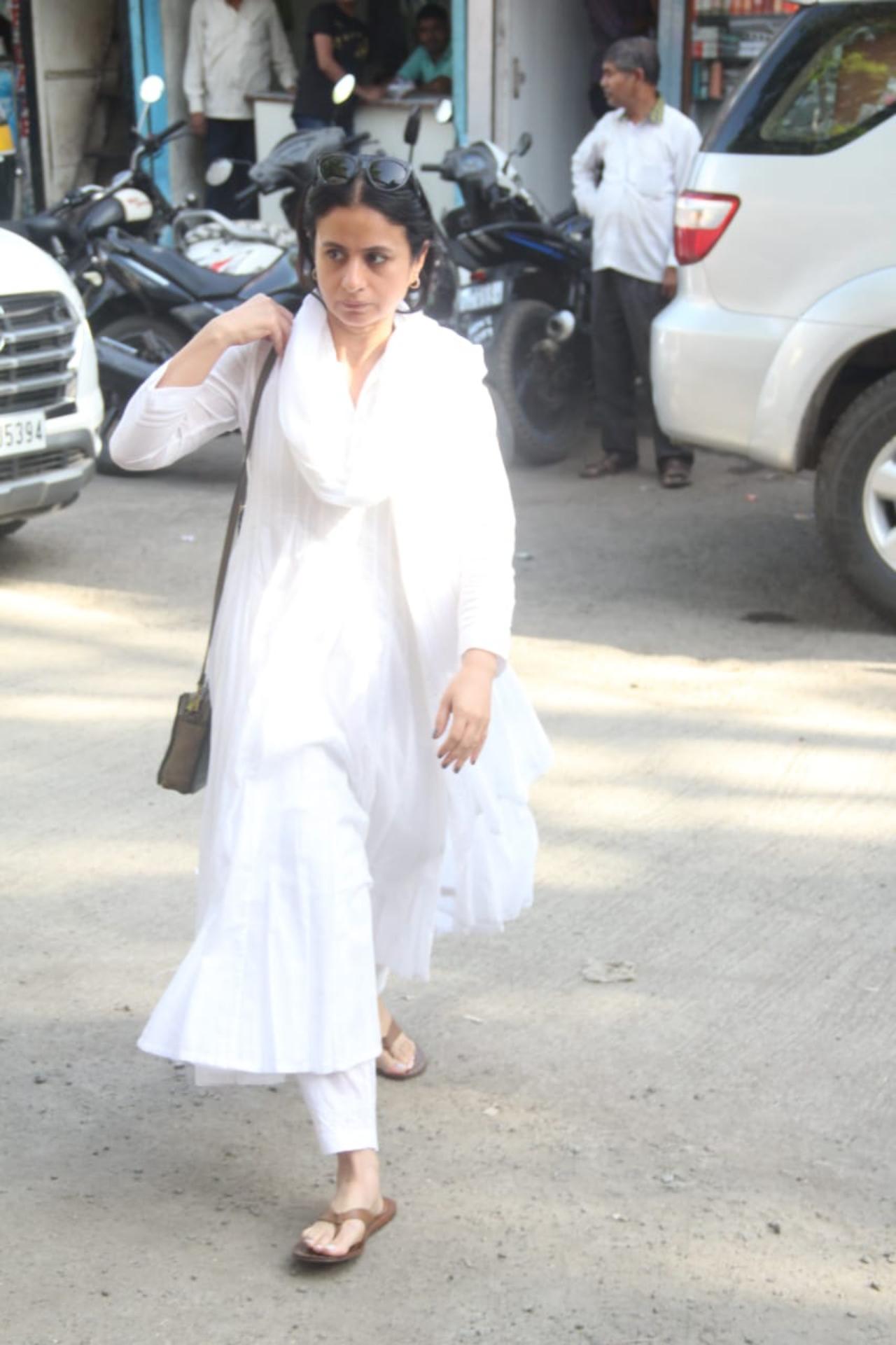 Actor Rasika Dugal also arrived to pay her respect to Pradeep Sarkar's mortal remains. (Pic/Yogen Shah)
