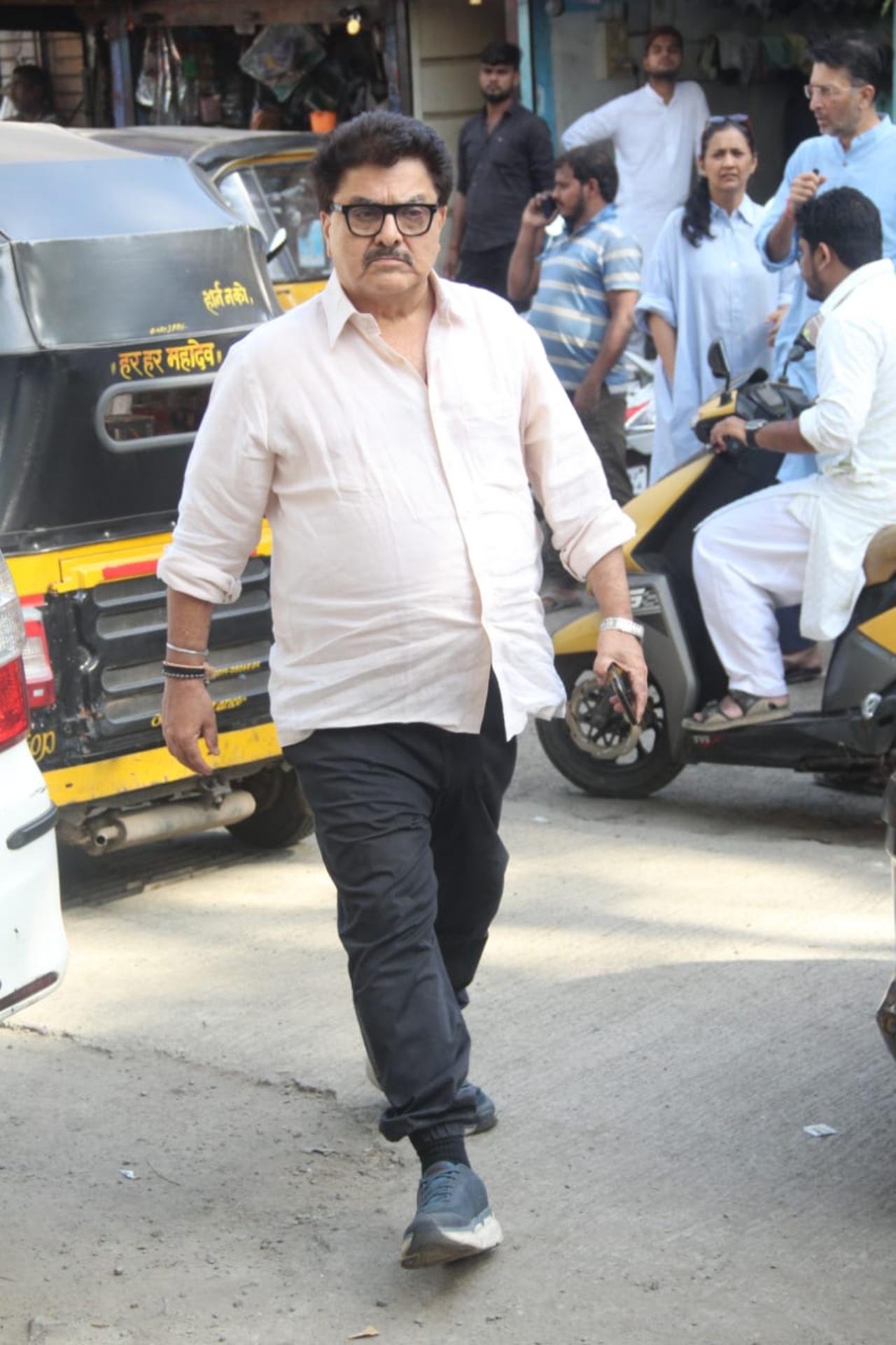 Filmmaker Anand Pandit was seen arriving for the last rites of the late filmmaker. (Pic/Yogen Shah)