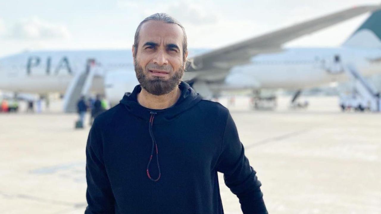 South African spinner Imran Tahir takes 26 wickets in the IPL 2019 and won the Purple Cap. Playing for Chennai Super Kings, Tahir had an economy of 6.69 with 2 four-wicket hauls to his name. 
Matches    Overs    Runs    Wickets
   17            64.2      431       26