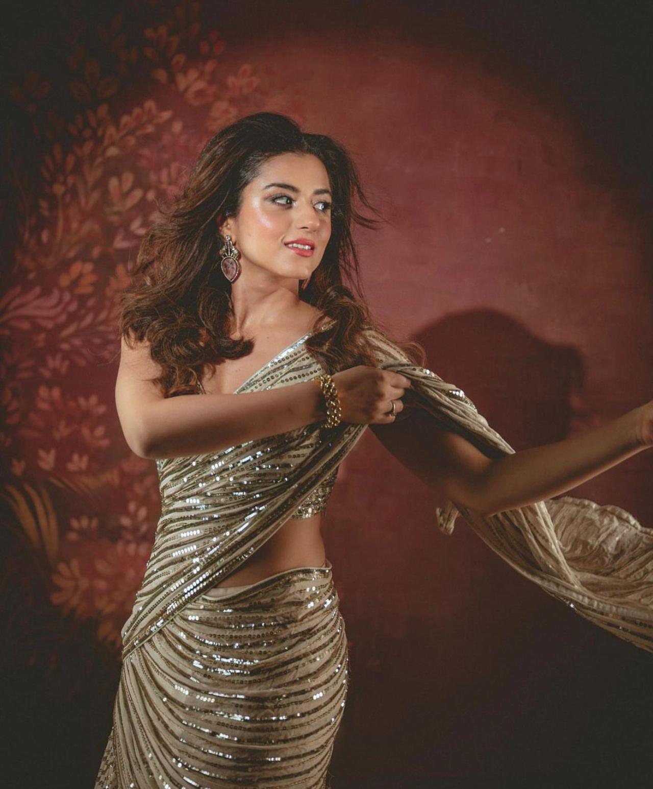Gold Sequin Saree 
Ridhi is seen wearing a classic gold-sequin saree paired with matching blouse. She styled her look with subtle pair of earring & accessories with hair kept open