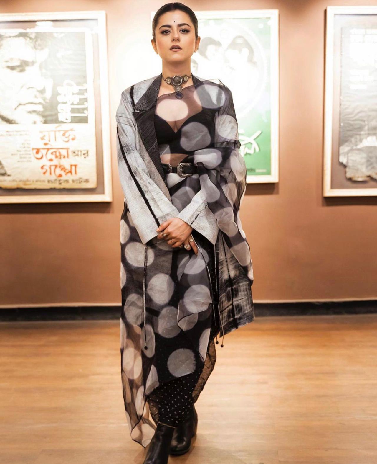 Classic Polka Dot Saree
A classic polka dot saree never goes wrong, here Ridhi gives it an urban touch pairing it up with a coat of same colour combination. To elevate the look she paired it up with a silver choker and a bindi with her hair tied in a sleek bun